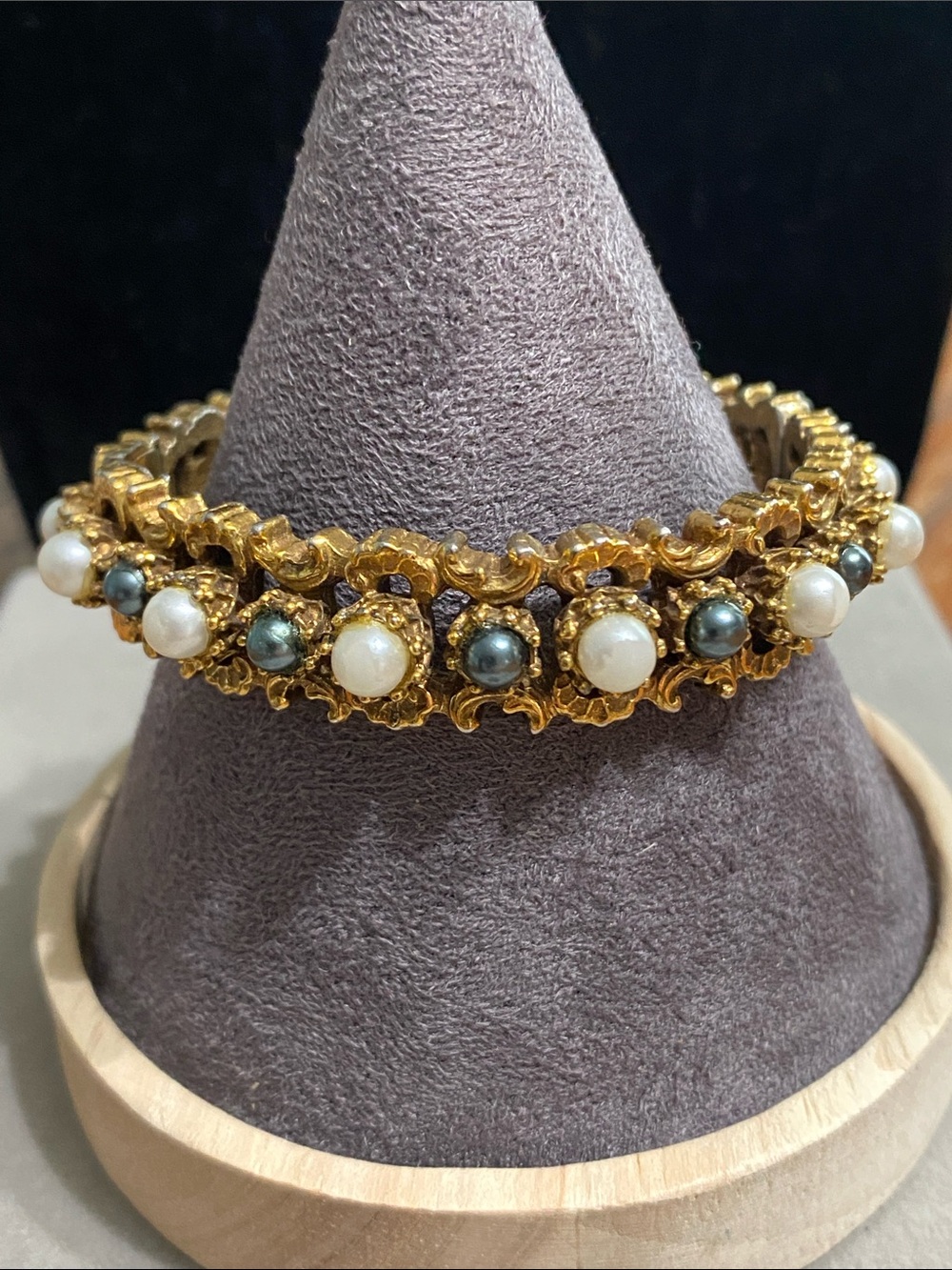 VTG Gold-Tone Pearl Cluster Bracelet – White & Gray Pearls